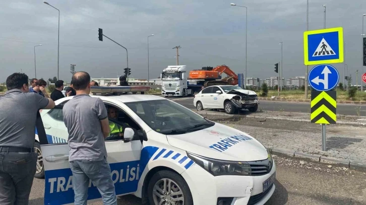 Diyarbakır Kayapınar'da İki Otomobil Çarpıştı: Bir Yaralı