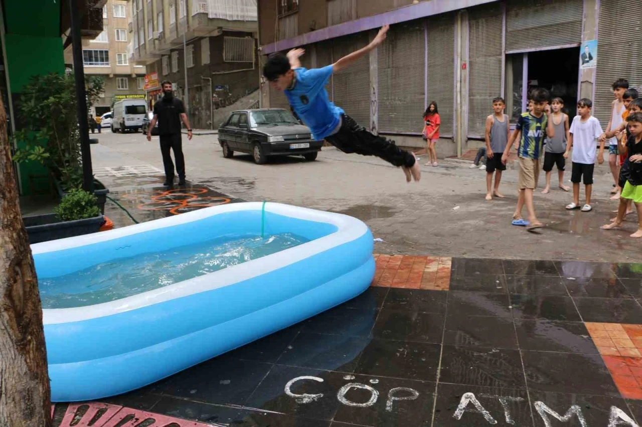 Diyarbakırlı Esnafın Çocuklara Şişme Havuzla Serinlik ve Neşesi