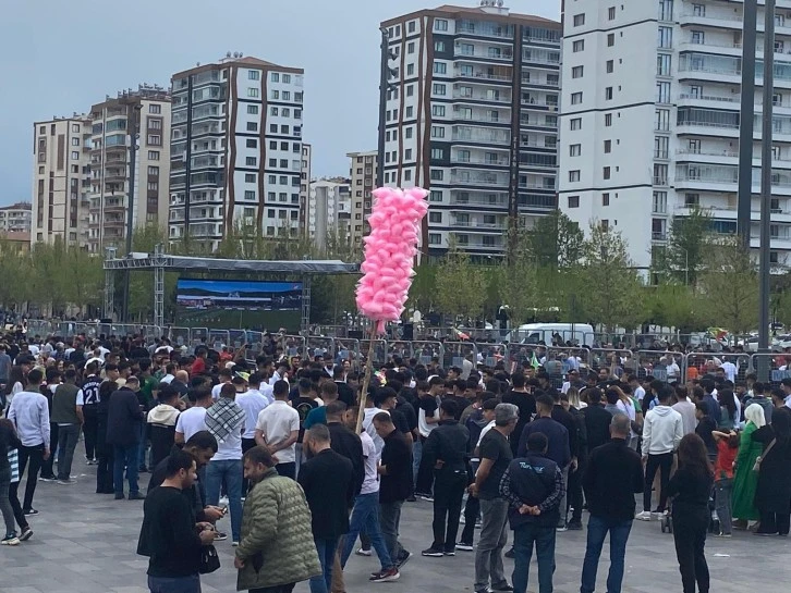 Diyarbakırlılar, Amed Sportif Faaliyetler'in 1-0 Kazandığı Maçı Dev Ekranda İzledi