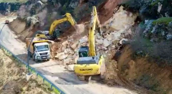 Eğil'de Yağışların Tetiklediği Heyelan Sonrası Kapanan Yol, Tekrar Ulaşıma Açıldı