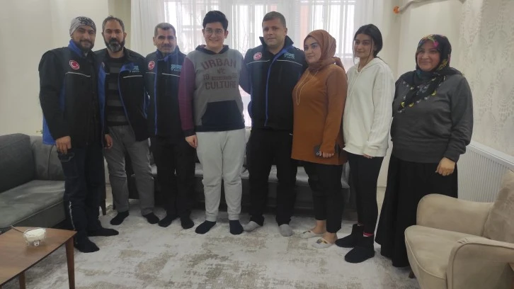 Enkaz Altından Kurtulan Aile ile AFAD Ekibinin Duygusal Buluşması