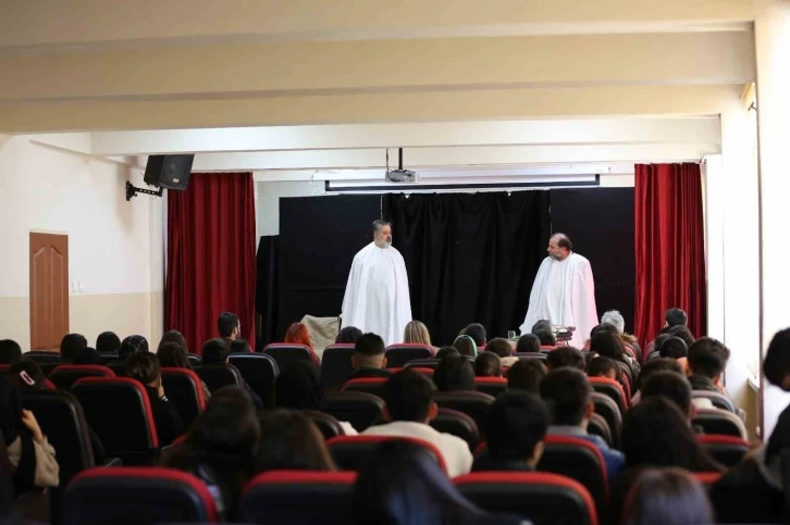 Ergani'de Öğrenciler Tarihi Bir Yolculuğa Çıktı: 'Nefes' Tiyatro Oyunu ile Zaman Yolculuğu