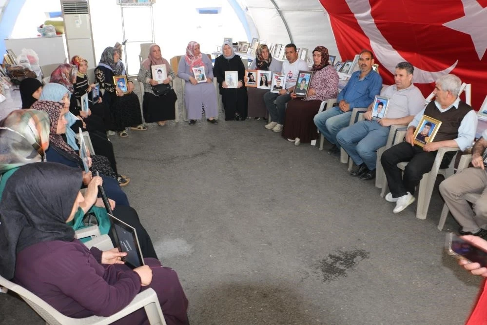 Evlat Nöbetinde Umutlar Yeşeriyor: Aileler 'Terörsüz Türkiye'nin Sevincini Yaşıyor