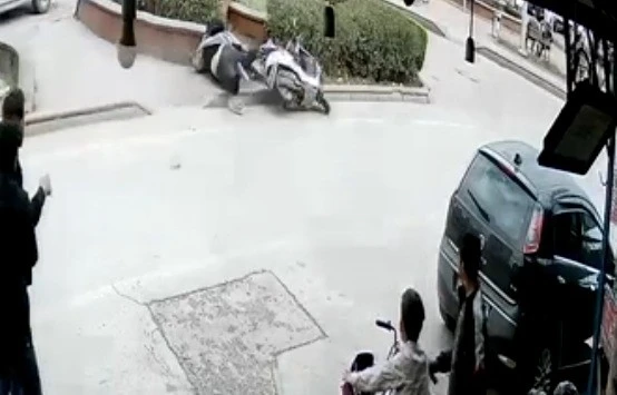 Feci Motosiklet Kazası Kameraya Yansıdı: Sürücü Ağır Yaralandı