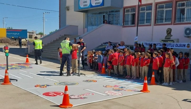 Gaziantep’te Jandarmadan Öğrencilere Trafik Eğitimi: Kaç Öğrenciye Verildi?