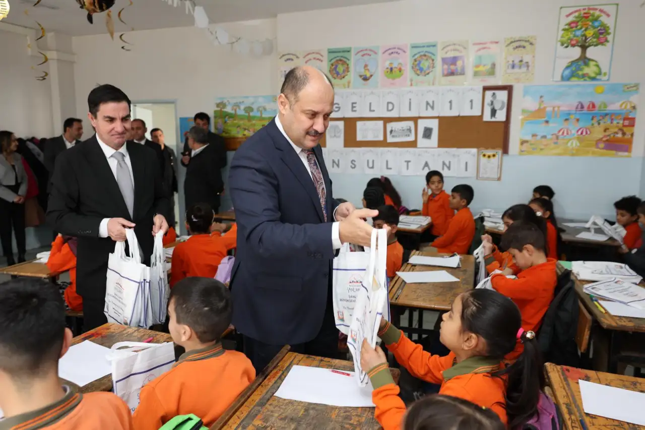 Geleceğin Yazarlarıyla Sıcak Buluşma: Başkan G&uuml;lpınar "Hikayemde Konuğum Var" Dedi