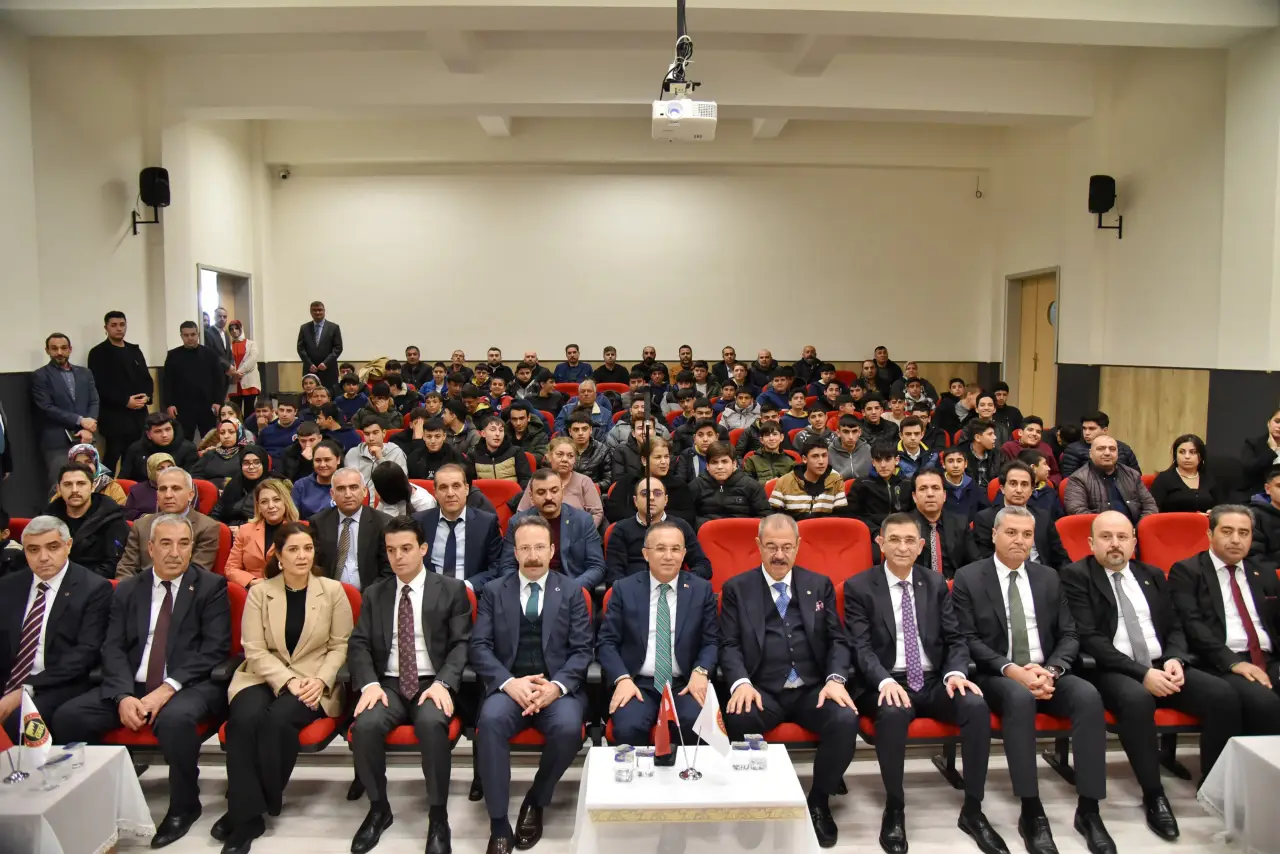 Geleceğin Yıldızları: Gaziantep'te Sanayiciler ve Meslek Lisesi Öğrencileri Buluşuyor