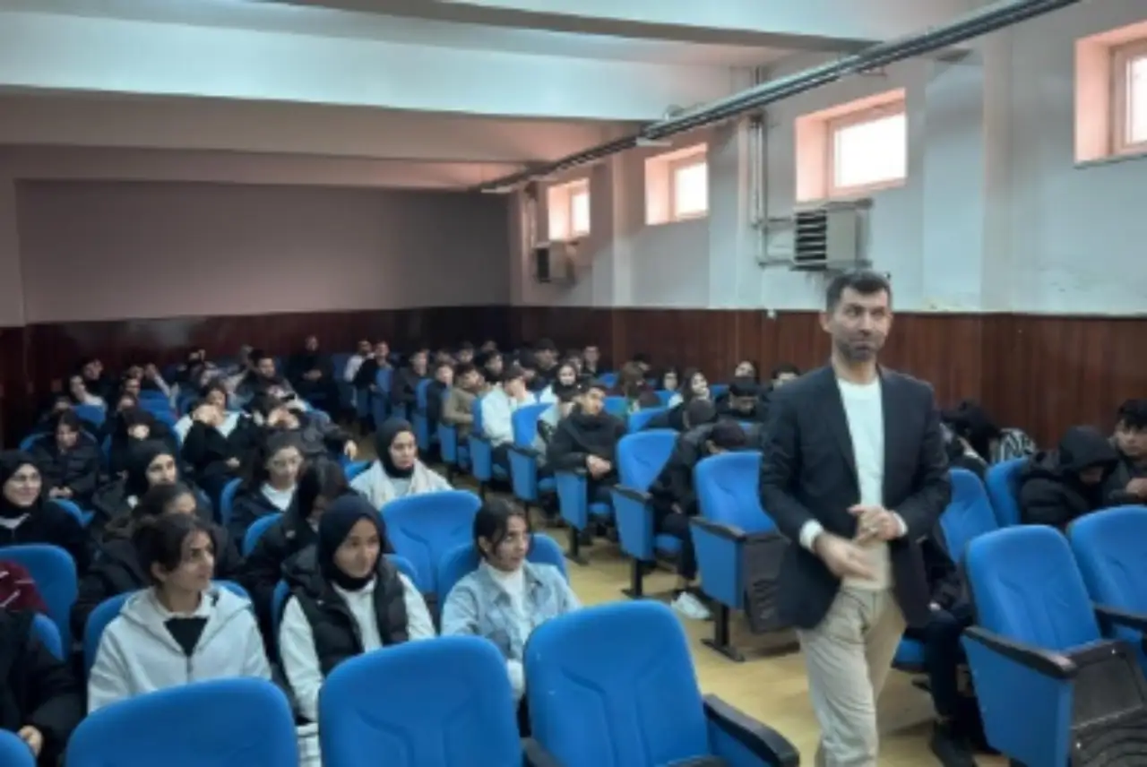 Geleceğin Yıldızları Siverek&rsquo;te Parlıyor: 11. Sınıf &Ouml;ğrencilerine Dev Kariyer Rehberliği