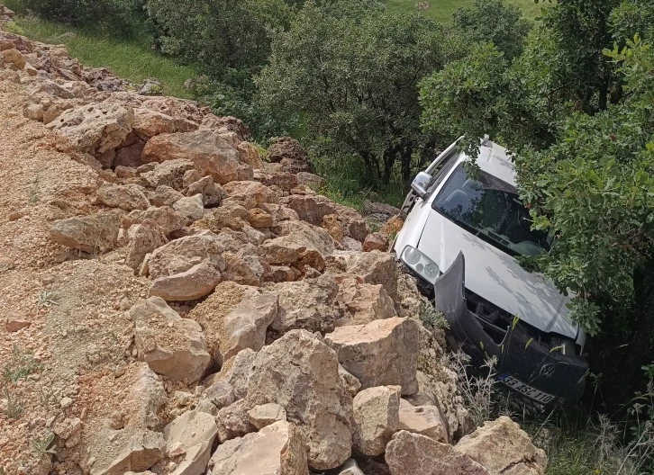 Hafif Ticari Araç Şarampole Devrildi: Yaralı Var, Kazanın Nedeni Ne?