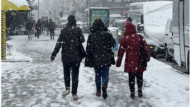 Hakkari'de Olumsuz Hava Şartları Eğitime Ara Verdiriyor