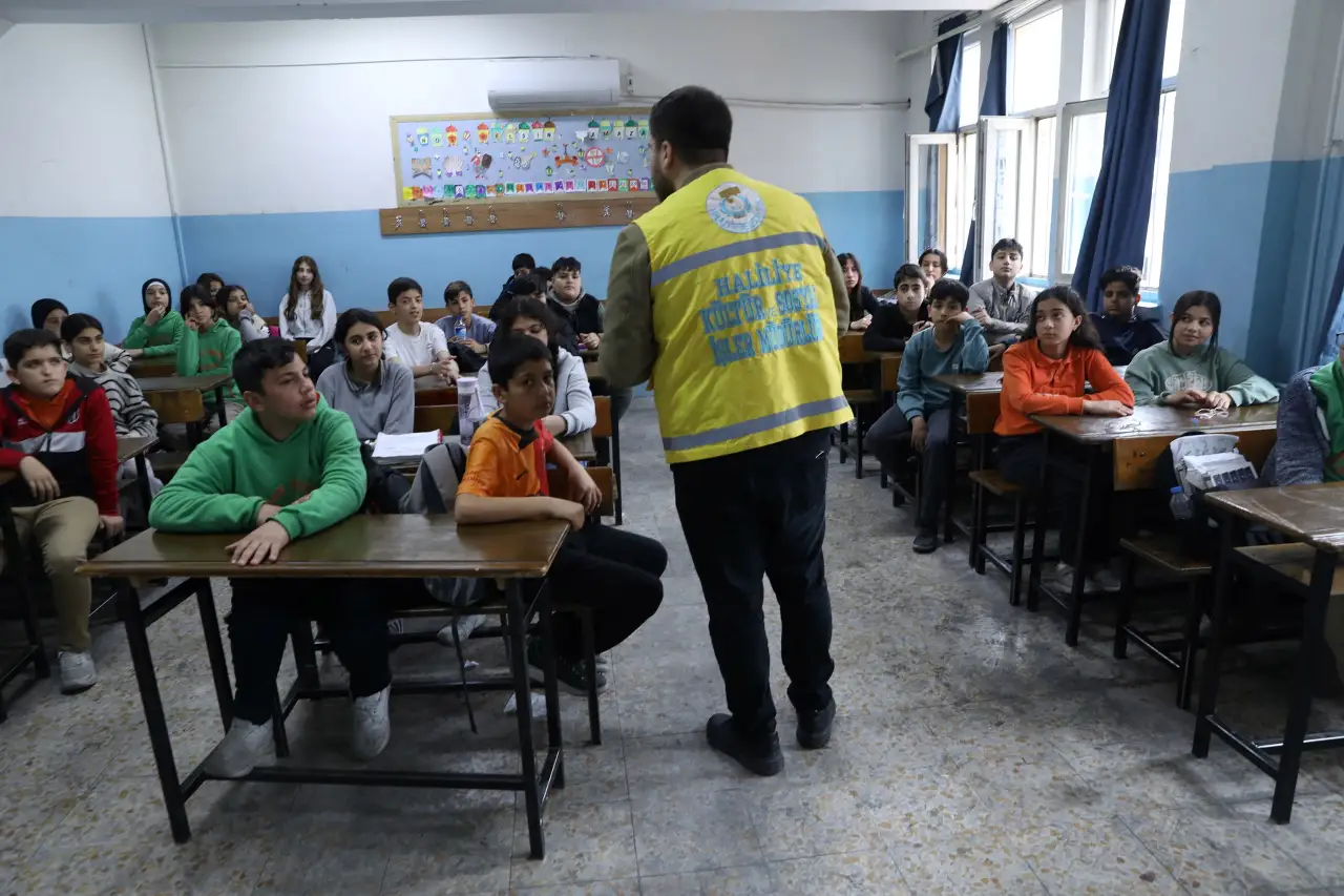 Haliliye&rsquo;de Gen&ccedil; Nesillere Yaşam Rehberi: Belediye Ekiplerinden Okullarda Kritik Eğitim &Ccedil;ıkarması!