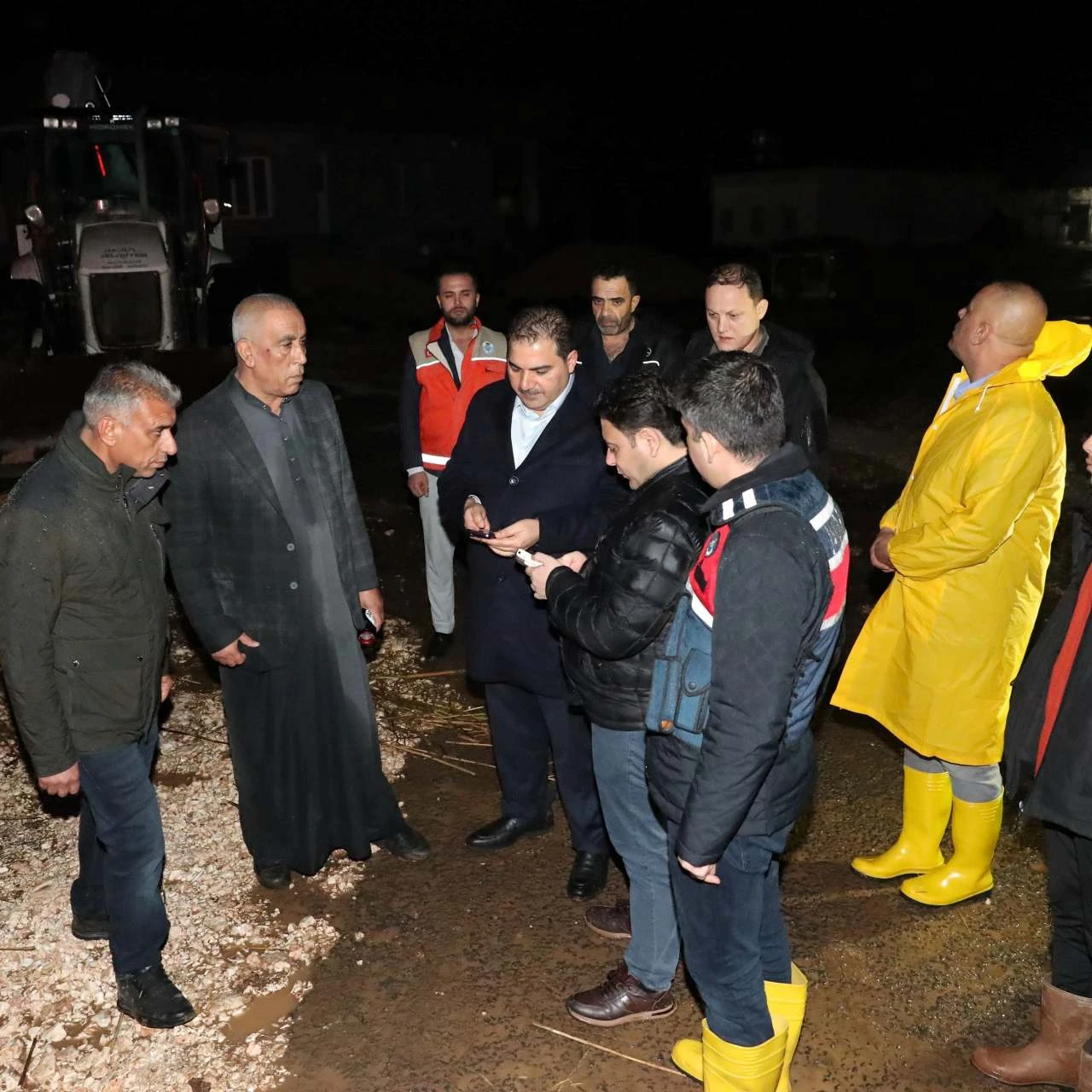 Haliliye&rsquo;de Sel N&ouml;beti: Başkan Canpolat ve Kaymakam Şahin Gece Boyu Sahadaydı