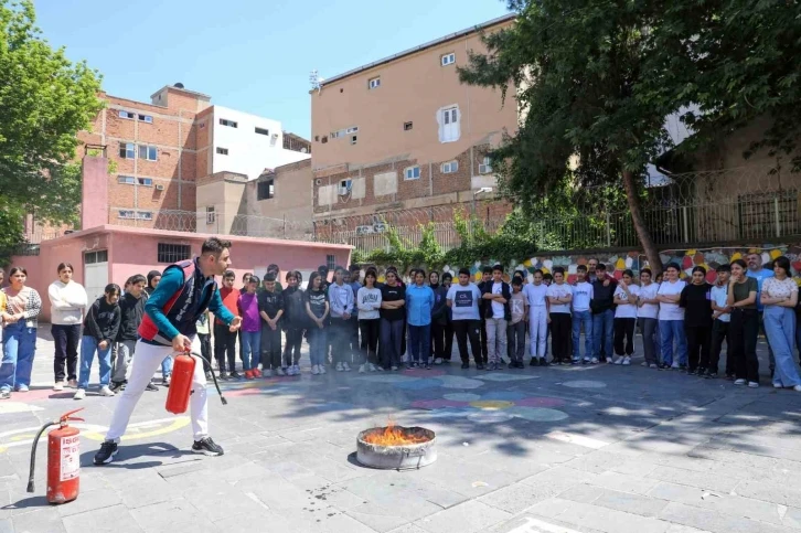 İtfaiye Ekiplerinden Öğrencilere Uygulamalı Yangın Eğitimi