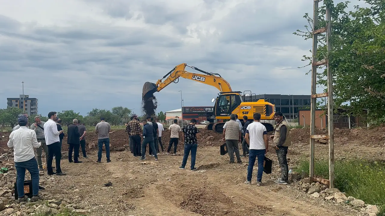 JCB 220X Şanlıurfa’da Gücünü Gösterdi: Viranşehir ve Siverek’te İş Makinesi Rüzgarı