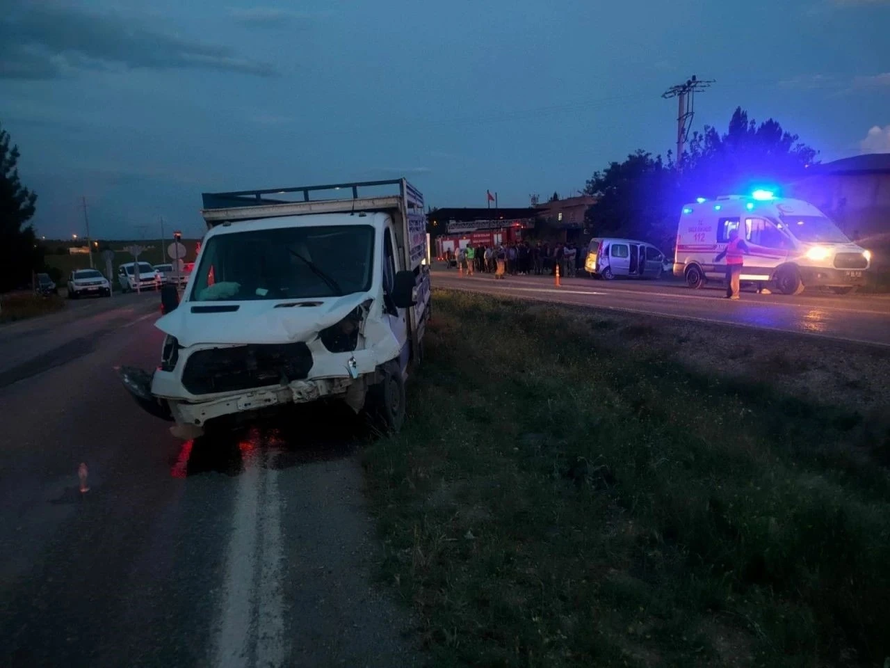 Kamyon ile Kamyonet Çarpıştı: 6 Kişi Yaralandı