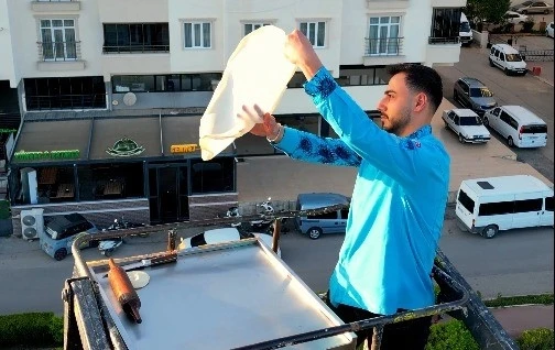 Katmeri Gökyüzünde Açıldı