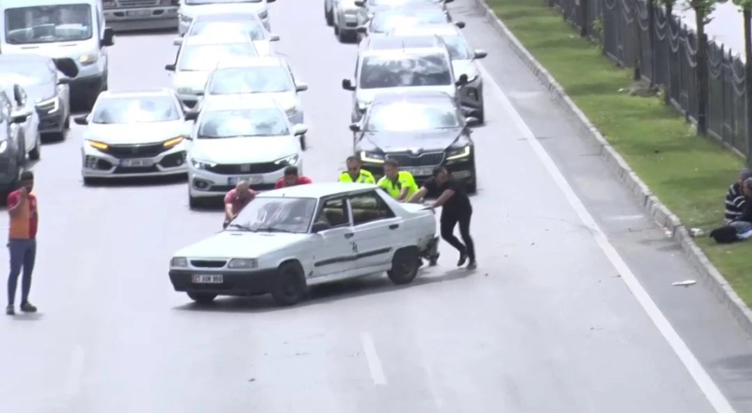 Kaza Sonrası Trafik Kilitlendi: Polisler ve Vatandaşlar Yardıma Koştu