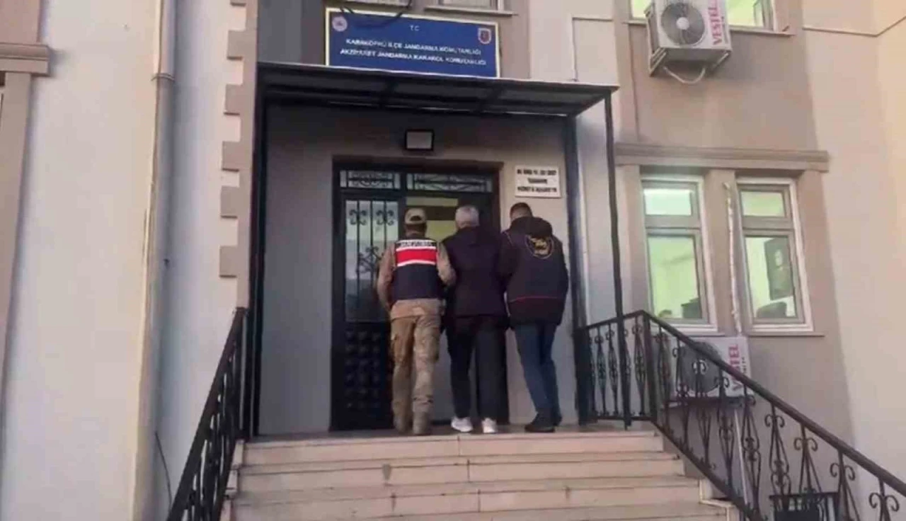 Kendi İmzasını Atan Hırsızın Sonu: Arka Camdaki Yazı Ele Verdi!