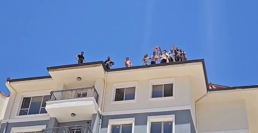 Maaşlarını Alamayan İnşaat İşçileri Binanın Tepesinde Eylem Yaptı