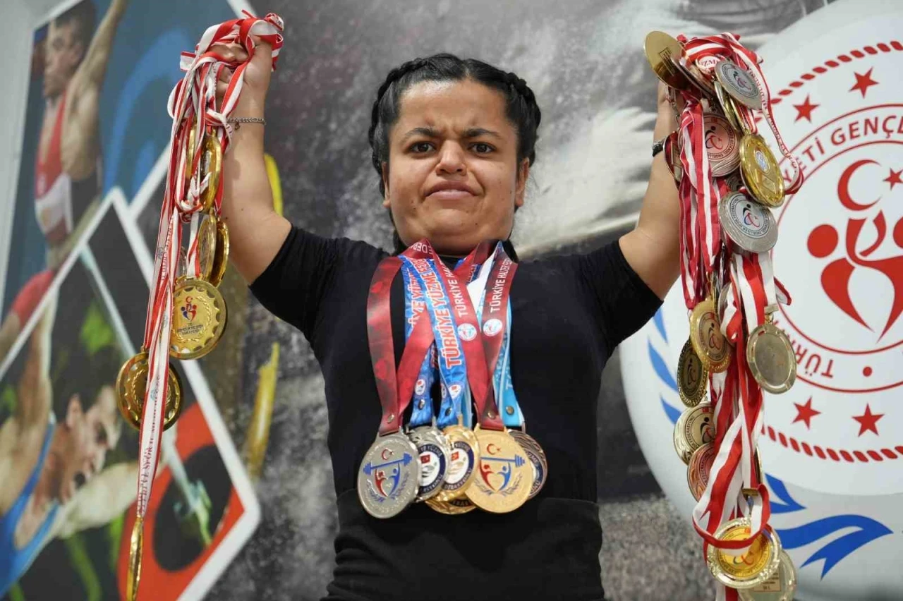“Madalya Avcısı” Esra Nisa Özkılsız: 12 Yılda 92 Madalya ile Olimpiyat Hedefine Yürüyor