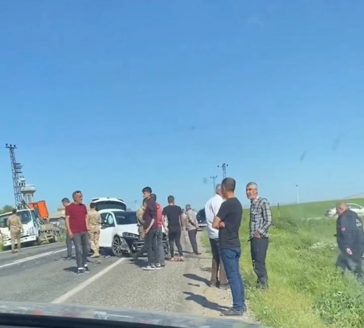 Mardin'de Otomobil ile Hafif Ticari Araç Çarpıştı: 2 Yaralı!