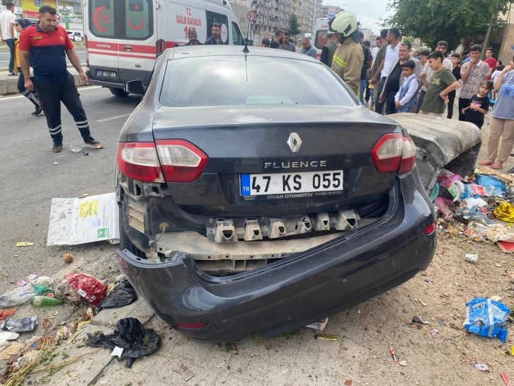 Mardin'de Otomobilin Çöp Konteynerine Çarpması: 4 Kişi Yaralandı