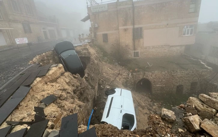 Mardin'de Sağanak Yağış: Yolda Çökme, Araçlar Zarar Gördü