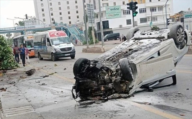 Mersin'de Kaldırıma Çarpan Araç: 1 Ölü, 2 Yaralı
