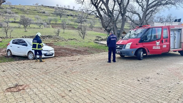 Midyat'ta Çamura Saplanan Aracı İtfaiye Kurtardı
