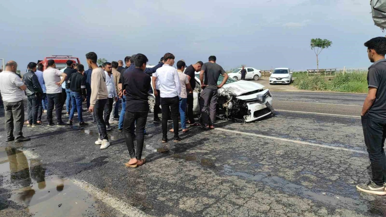 Minibüs ile Otomobil Çarpıştı: 5 Kişi Yaralandı