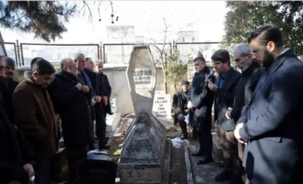 Mısralarıyla Kud&uuml;s&rsquo;&uuml;, Aksiyonuyla Sendikal M&uuml;cadeleyi &Ouml;ren Adam: Mehmet Akif İnan 26. Yılında Anıldı