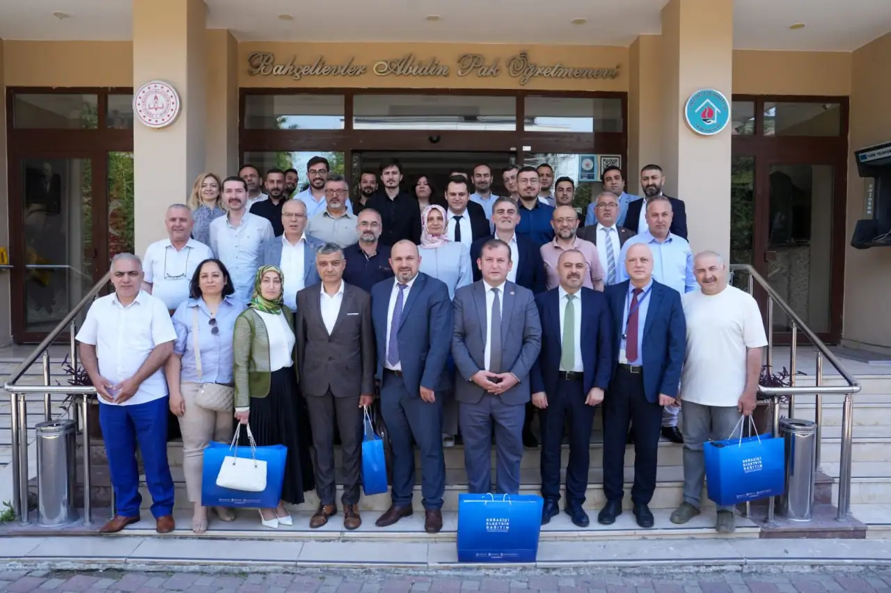 Muhtarlar ve BEDAŞ &Ccedil;&ouml;z&uuml;m İ&ccedil;in El Sıkıştı