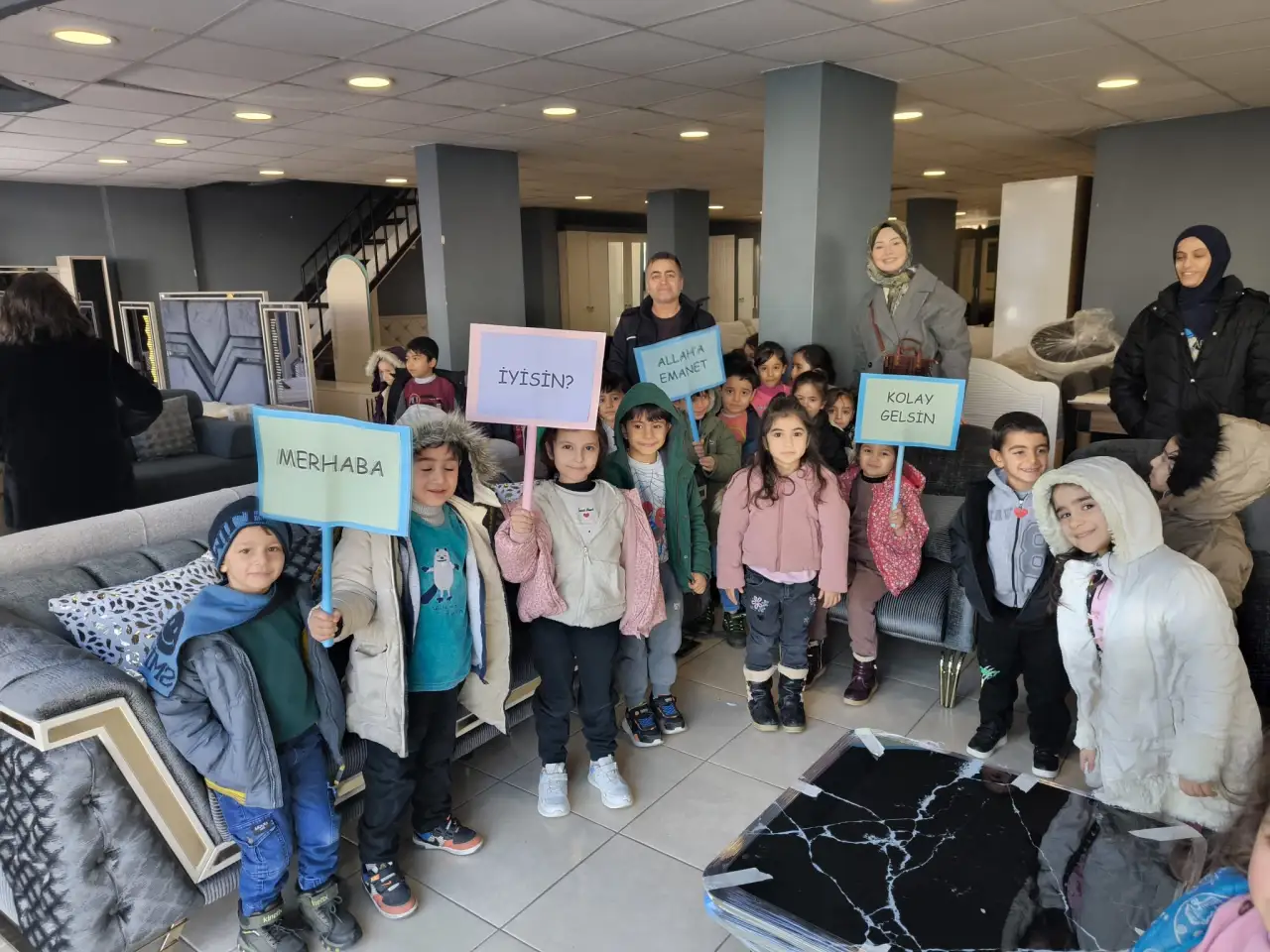 Siverek&rsquo;te G&ouml;n&uuml;lleri Isıtan Hareket: Minik &Ouml;ğrenciler &lsquo;Selam&rsquo; ile Sokaklara İndi!