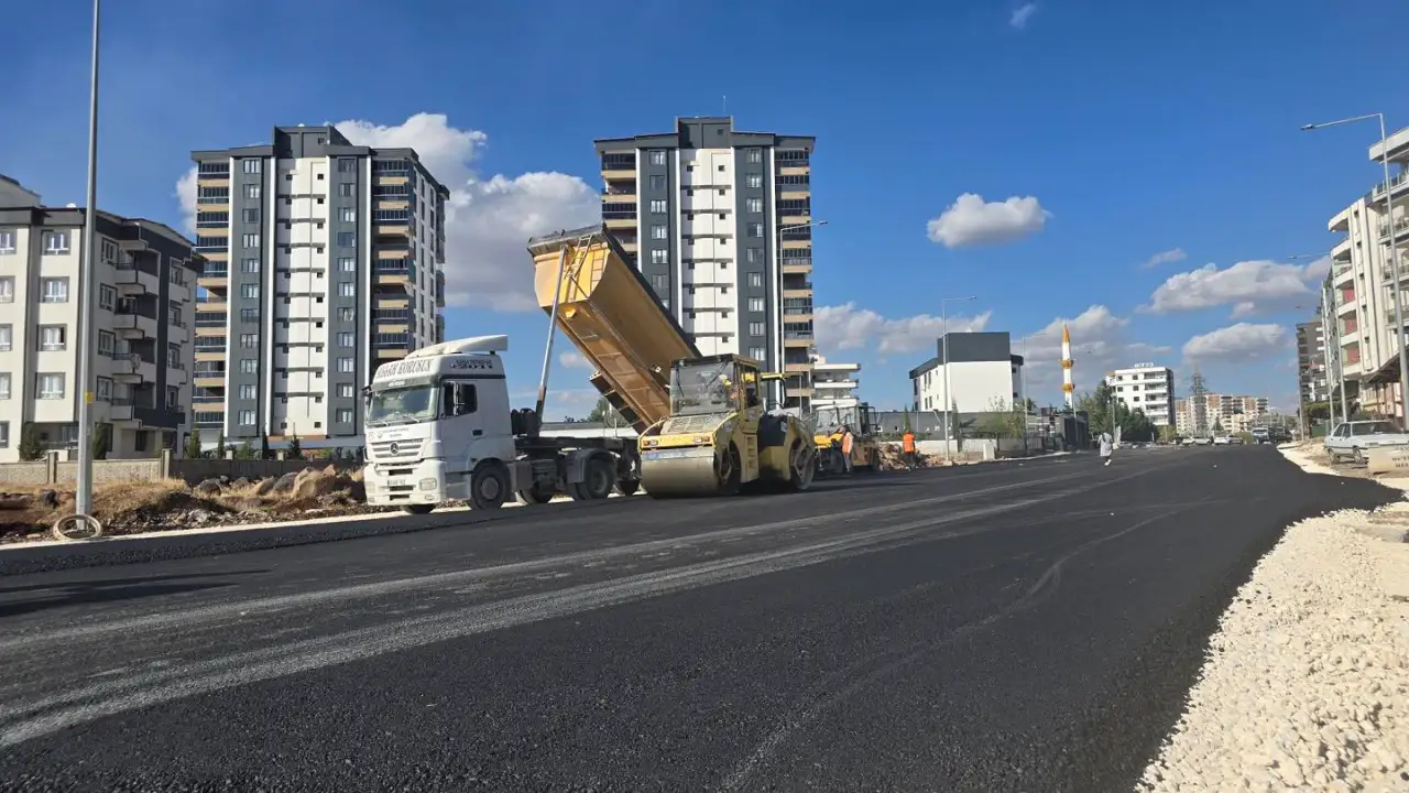 Siverek’te Çevre Yolu Projesinde  Sıcak Asfalt Çalışmaları Başladı
