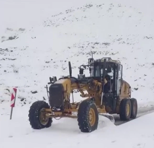 Nemrut Dağı’nda Kar Esareti Sona Erdi; Kapanan Yol Yeniden Ulaşıma Açıldı