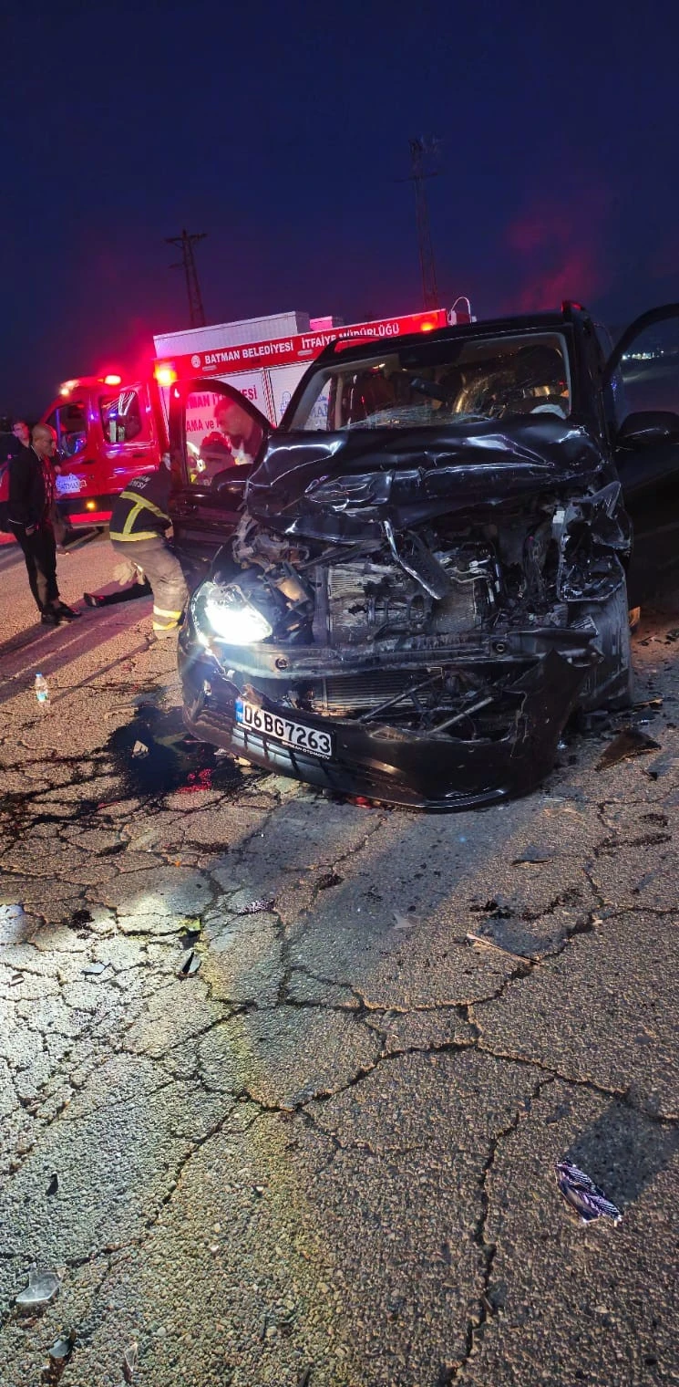 Otomobil ile Kamyonet Çarpıştı: 5 Kişi Hastanelik Oldu
