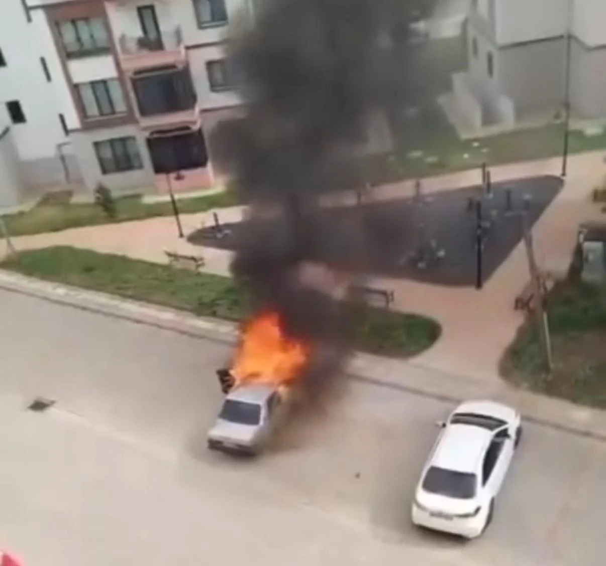 Park Halindeki Otomobil Alevlere Teslim Oldu