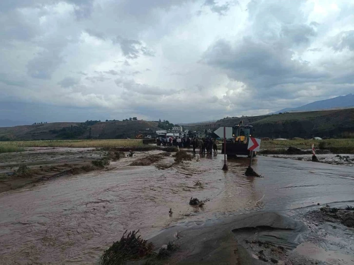 Sağanak Yağış Şırnak'ta Hayatı Felç Etti: Kumçatı-Cizre Yolu Kapandı