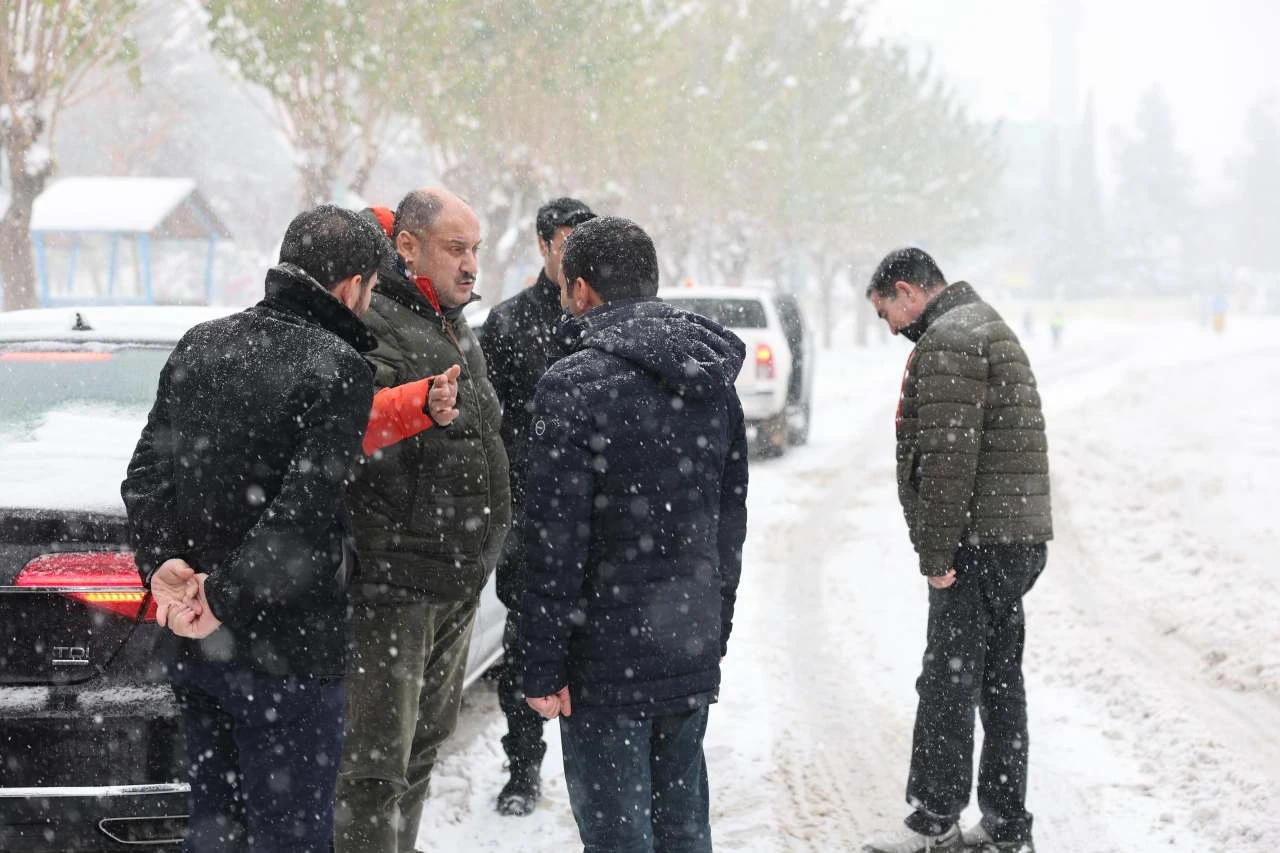 Şanlıurfa'da Başkan G&uuml;lpınar Direksiyon Başına Ge&ccedil;ti, Ekiplere Sahada Komuta Etti!