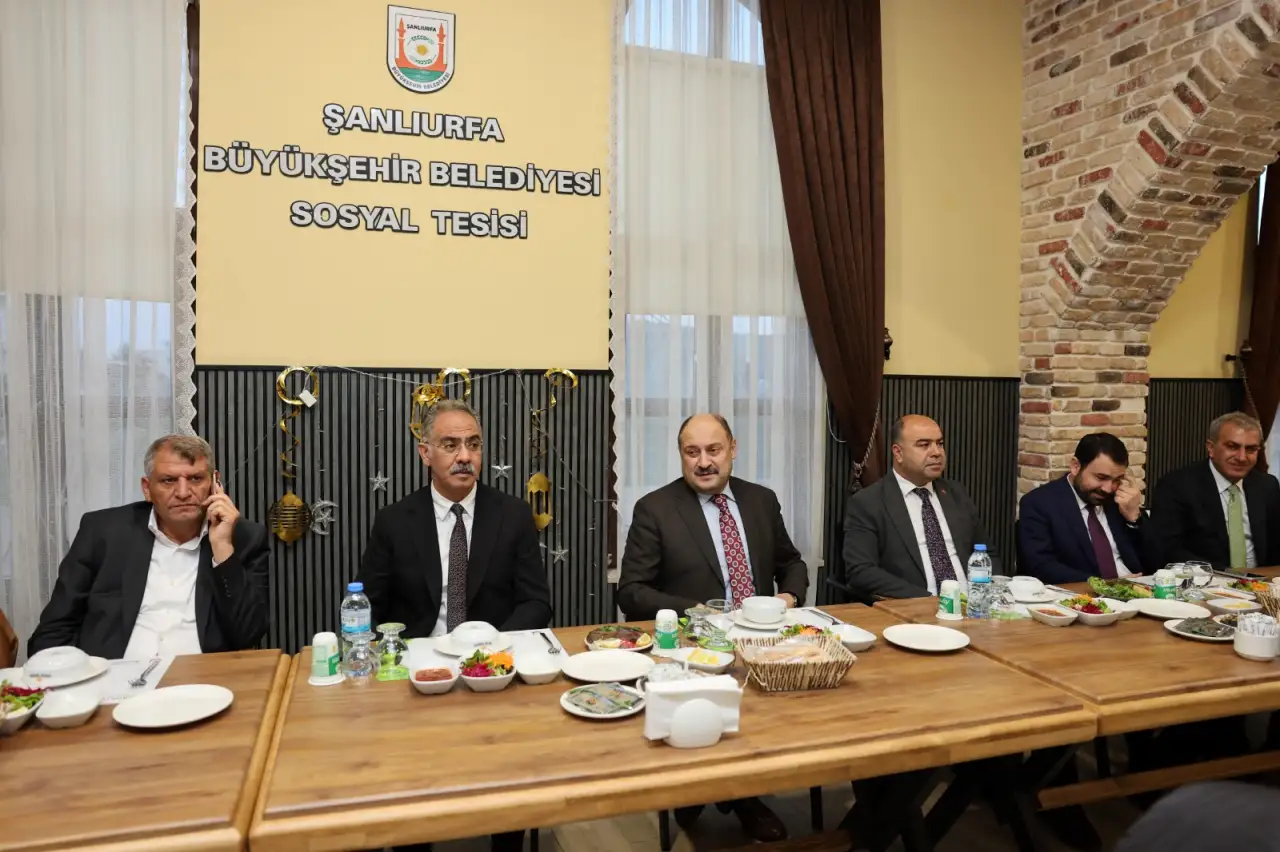 Şanlıurfa&rsquo;da Birlik Sofrası: Başkan G&uuml;lpınar İl&ccedil;e Belediye Başkanlarını İftar Sofrasında Ağırladı