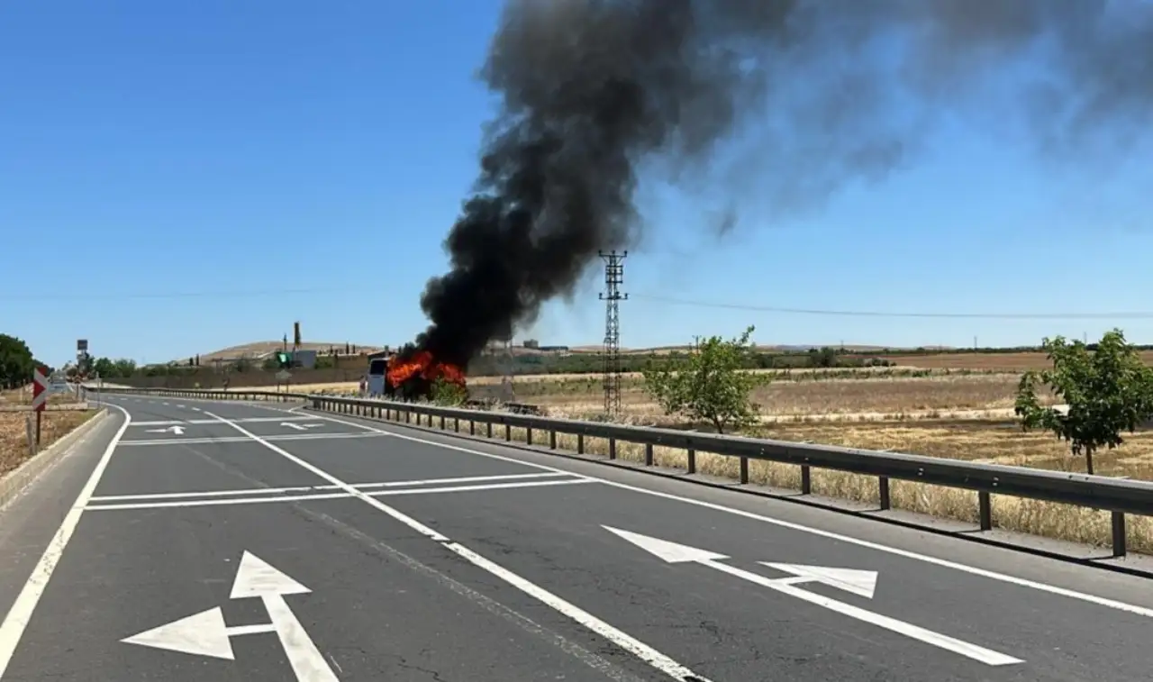 Şanlıurfa’da Emniyet Personelini Taşıyan Midibüs Alev Alev Yandı