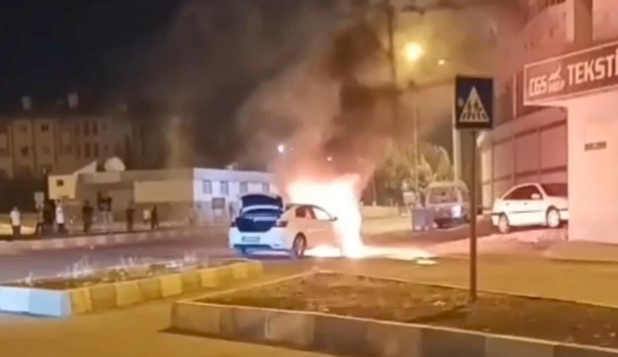  1 Otomobil Yandı, 3 Araç Kazaya Karıştı