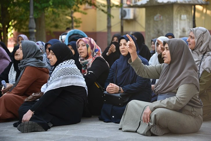 Siverek'te  Kadınlar Filistin İçin Ses Verdi: Oturma Eylemiyle Destek