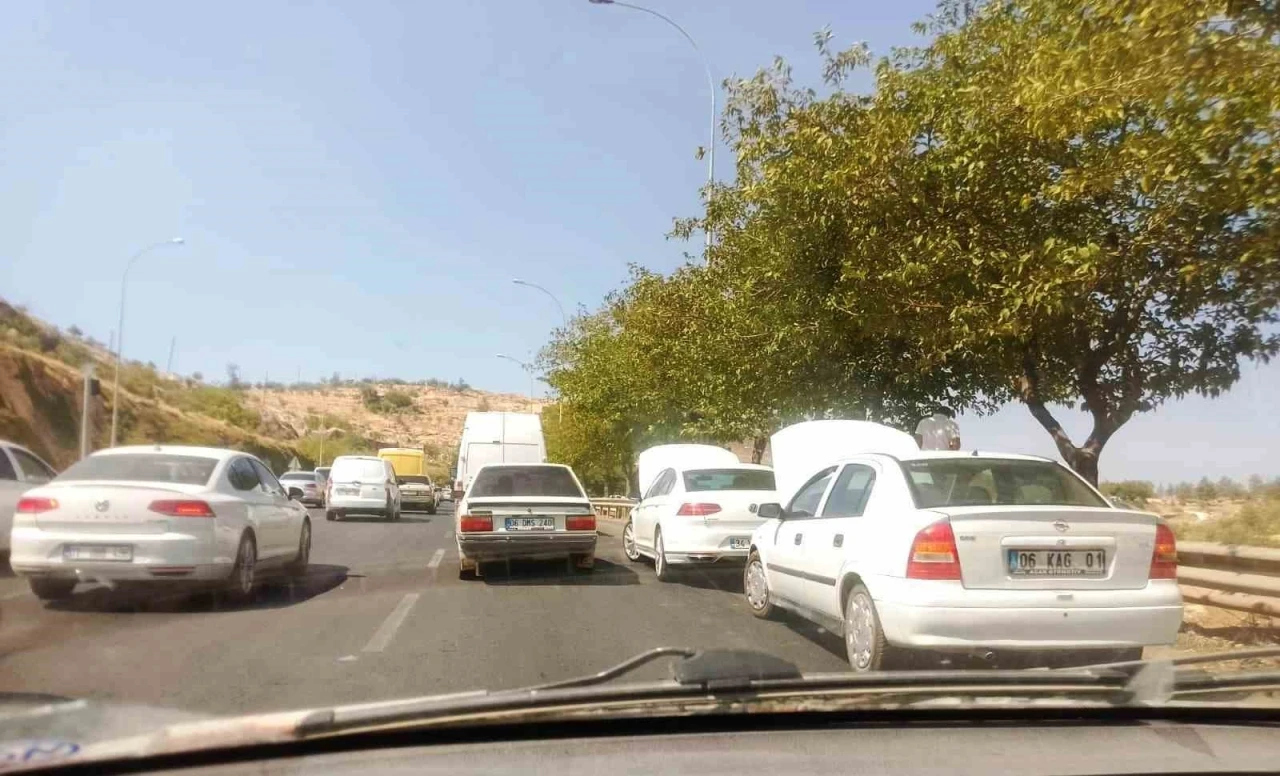 Şanlıurfa'da Kavurucu Sıcak Trafiği Kilitledi