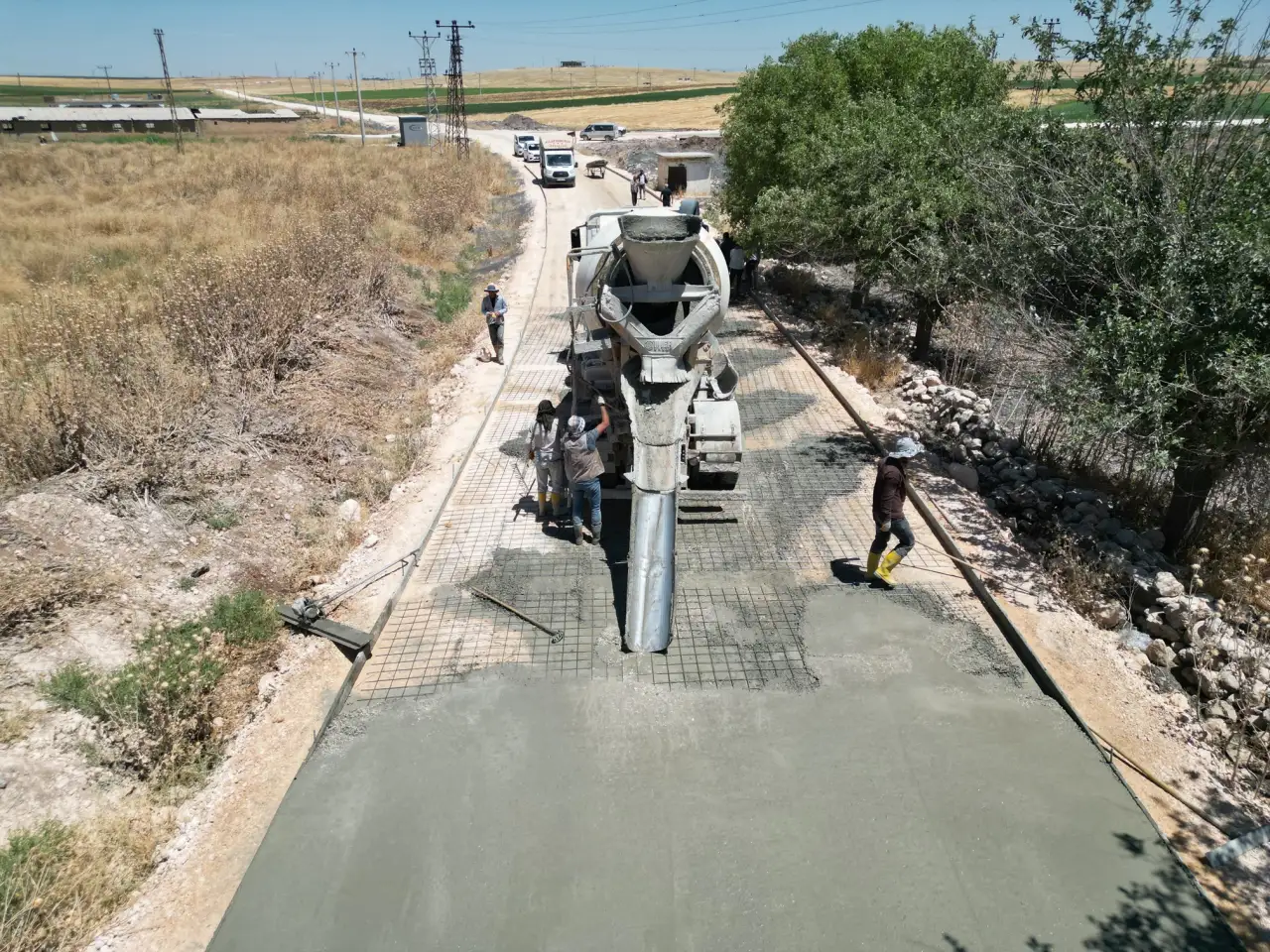 Şanlıurfa&rsquo;da Kırsal Ulaşımı G&uuml;&ccedil;lendiren Beton Yol Projesinde Sona Yaklaşılıyor