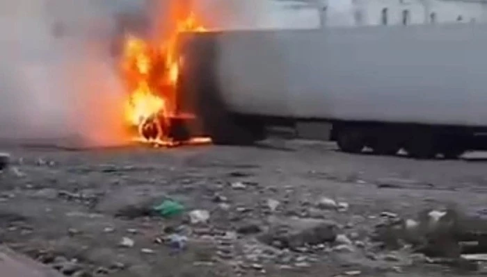 Şanlıurfa&rsquo;da Korku Dolu Anlar: Alev Alan Tır Patladı, Panik Kameralara Yansıdı