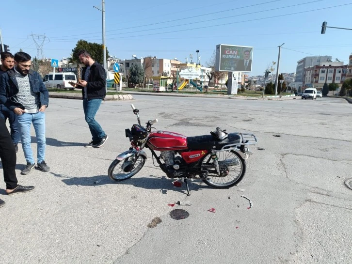 Şanlıurfa'da Otomobil ile Çarpışan Motosikletin Sürücüsü Yaralandı