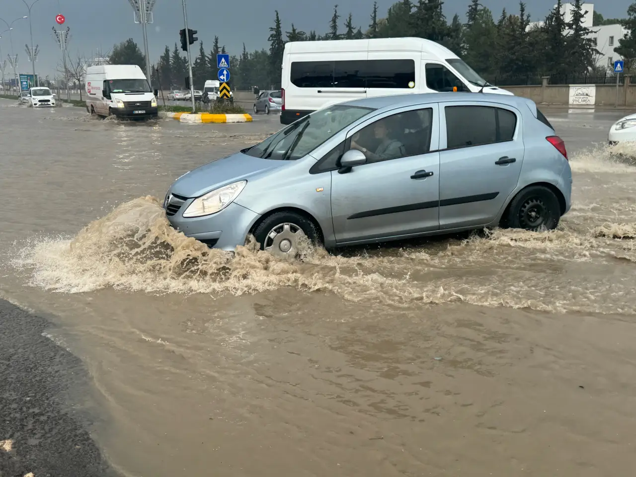 Şanlıurfa'da Sağanak Yağış Hayatı Felç Ediyor