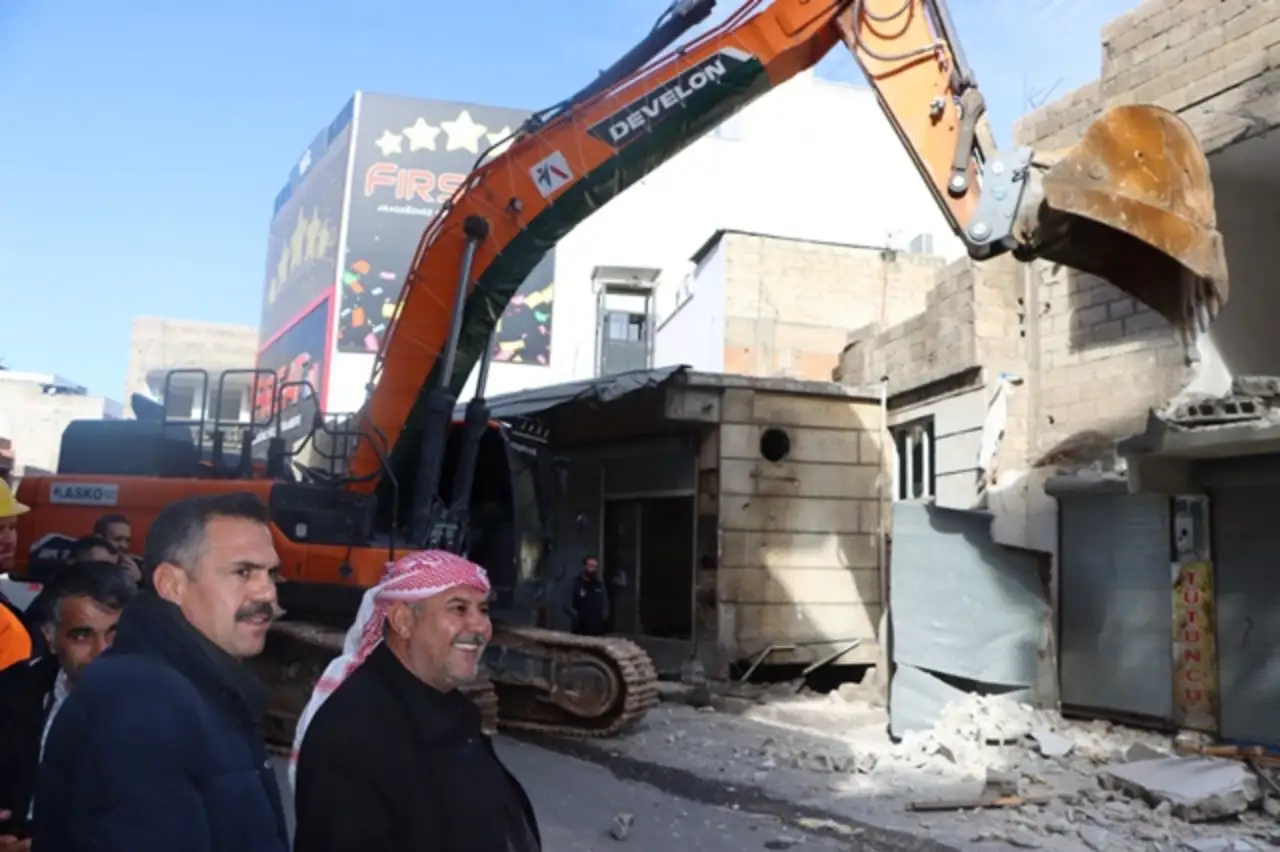 Şanlıurfa&rsquo;da Tarihi Neşter;40 Yıllık SSK Caddesi &Ccedil;ilesi Yıkımla Sona Eriyor