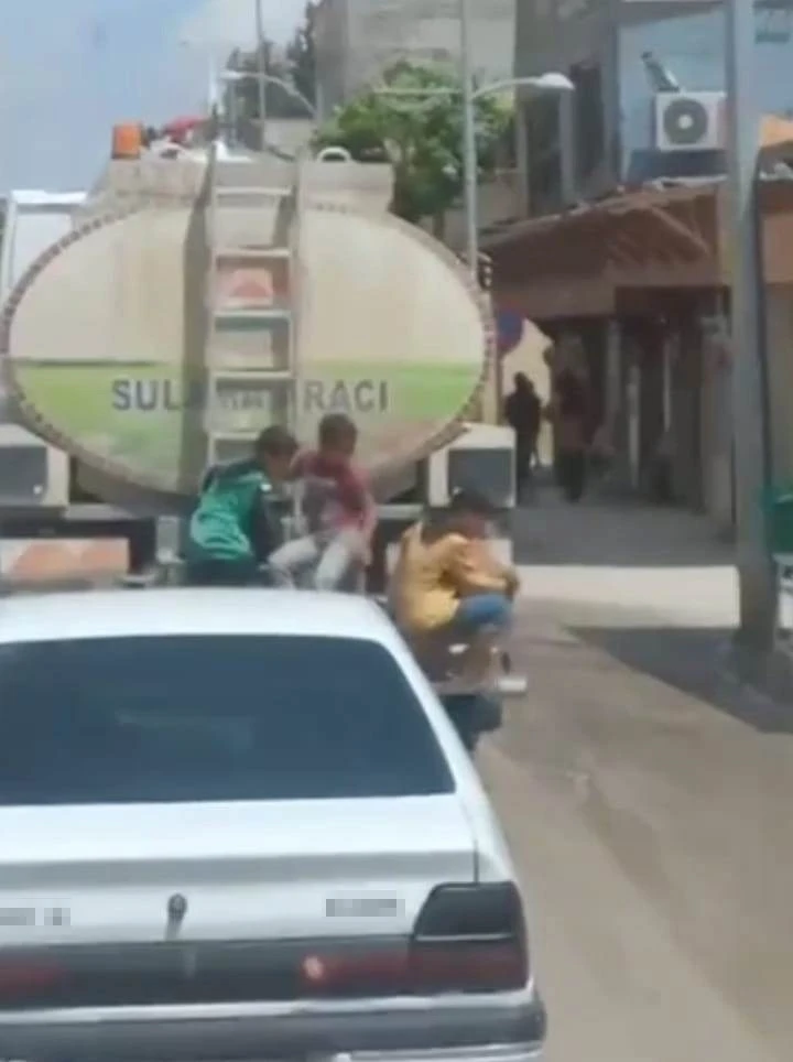 Şanlıurfa’da Tehlikeli Macera: Çocuklar Sulama Tankerinin Arkasında